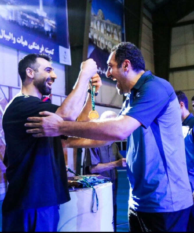 دنیای توپ و تور: 🏐 حس خوب در ابتکاری قشنگ !این عکس حس خوبی به آدم می دهد و این را کاملا می شود هم در چهره ولی نور محمدی بازیکن پیشین و مر