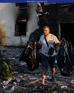 🇺🇦 В Киевской области объявили День траура по жертвам российского удара по складу в селе МилаВечером 28 августа российские дроны ударили по складам боеприпасов в селе Мила Киевской области. В результате последующей детонации погибли 38 человек, 20 пострада