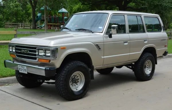 Toyota Probox превратили в мини-Land Cruiser 60 4