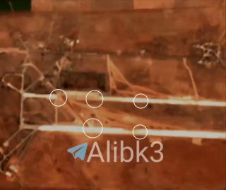 תמונות לוויין מציגות לפחות 5 מכתשים שנבעו מהפשיטות הישראליות שכוונו לבסיס אבו אל-דוחור בצפון מערב סוריה, בע…
