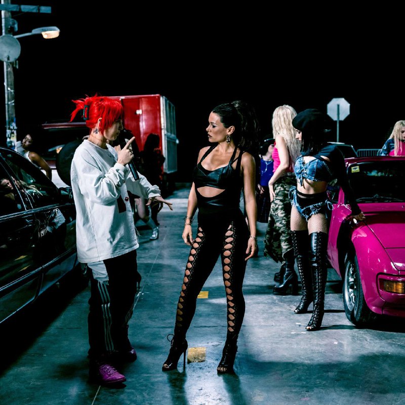 Клип KAYA — «Черное пальто» Как вы уже можете догадаться, я отвечала за волосы✌🏻Короткое тз от продакшн:  «Волосы - чёлки, эффект мокрых волос, выбеленные волосы и тд.» — это полный карт-бланш для стилиста, который ищет в самих съемках вдохновения. Важным моментом в создании образа главной героини было использование увлажняющий средств и полное отсутствие фиксации. Я выбрала термо-спрей перед накруткой и увлажняющий крем после, чтобы защитить и протекстурировать волосы + добиться естественного влажного эффекта. Это позволяло волосам долгое время поддерживать вид «до» и «после дождя», что особенно важно для настроения клипа. В результате, во время сцен с водой, несмотря на дождь, как из ведра, волосы сохраняли свой объем и структуру. Секрет кудрей под дождем у артистки — густой шиньон, который был прикреплен к хвосту.Для всего важен визуальный ряд. В итоге, это был самый настоящий профессиональный процесс, симбиоз работы стилистов, гримеров и режиссера, где каждая деталь в образах играла свою роль.Приятного просмотра: 