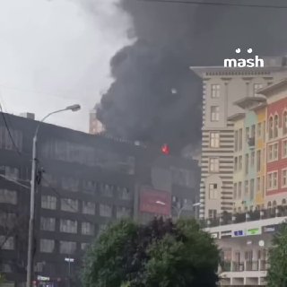 Крупный пожар в торговом центре "ТераБит" в подмосковном Красногорске. По данным Mash, полыхает крыша на площади 200 квадратных метров.❗ Не грузятся фото и видео? Читайте нас в MAX