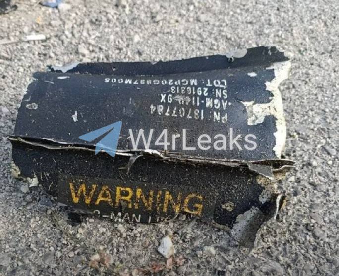 - 🇺🇸/🇸🇾 שרידי טיל "Hellfire" (תוצרת אמריקאית) נמצאו באתר ההריסות.