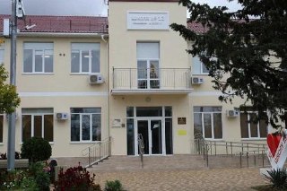 В Севастополе десять детей пострадали при обрушении балкона в школе, куда они вышли сфотографироваться, сообщил губернатор.