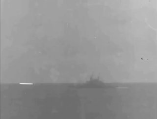 ספינת הקרב USS Washington (BB-56) ונושאת המטוסים USS Enterprise (CV-6) של צי ארצות הברית מתנגשות במטוס יפני…