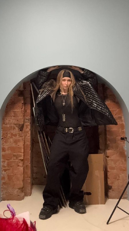 Всё под снос:— арка для малышей;— мрамор вида «каляка-маляка»;— настенные часы и картонные стены;— непонятные выступы;— плитка общественного туалета.Всё под снос:— арка для малышей;— мрамор вида «каляка-маляка»;— настенные часы и картонные стены;— непонятные выступы;— плитка общественного туалета.