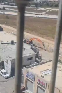 جرافات إسرائيلية تجرّف أراضي قرب الجدار شمال القدس