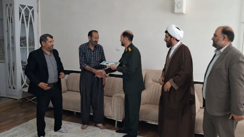 کانال خبری شیز/تکاب: 🇮🇷 دیدار جمعی از مسئولان تکاب با آزادگان سرافراز شهرستان🔸️ به مناسبت سالروز بازگشت آزادگان به میهن اسلامی، سرهنگ کرامتی