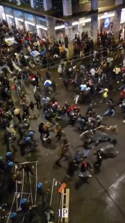 עשרות אלפי אנשים באיטליה הפגינו נגד הוצאות צבאיות גבוהות החדשות שלנו.הוא