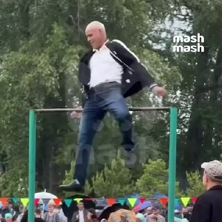 Наглядное доказательство того, что по жизни надо уметь крутиться-вертеться.На видео — разминка от бодрого жителя Башкортостана с выкрутасами на Сабантуе под Уфой. Так пять раз в день делай и спина болеть не будет. ❗ Не грузятся фото и видео? Читайте нас в 