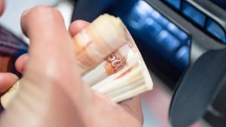 Переводы с карты на карту в безопасностиС 1 апреля в России изменятся правила перевода денежных средств. Хотя это касается и физических лиц, изменения затрагивают только официальные платёжные поручения. То есть на простые переводы между людьми не распростр