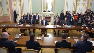 В Киеве завершились переговоры Украины и СШАОфициальная часть переговоров представителей Трампа с Украиной завершилась спустя более четырех часов, пишет «РБК-Украина». Как сообщил Владимир Зеленский, дальше переговоры продолжатся с участием представителей 