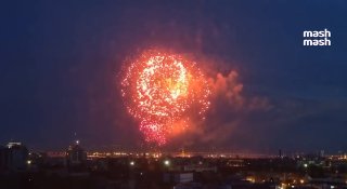 Праздничный салют в честь Дня Победы разукрасил небо над Петербургом — тысячи людей забили на дела и всякую всячину ради десяти минут красивишных вспышек над городом. Лепота!❗ Не грузятся фото и видео? Читайте нас в MAX.