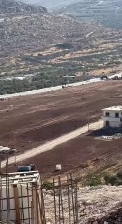 מתנחלים מסתערים על סביבת בתים פלסטינים עם הכבשים שלהם סמוך לכניסה המערבית לעיירה אל-מוג'יר, מצפון-מזרח לרמא…