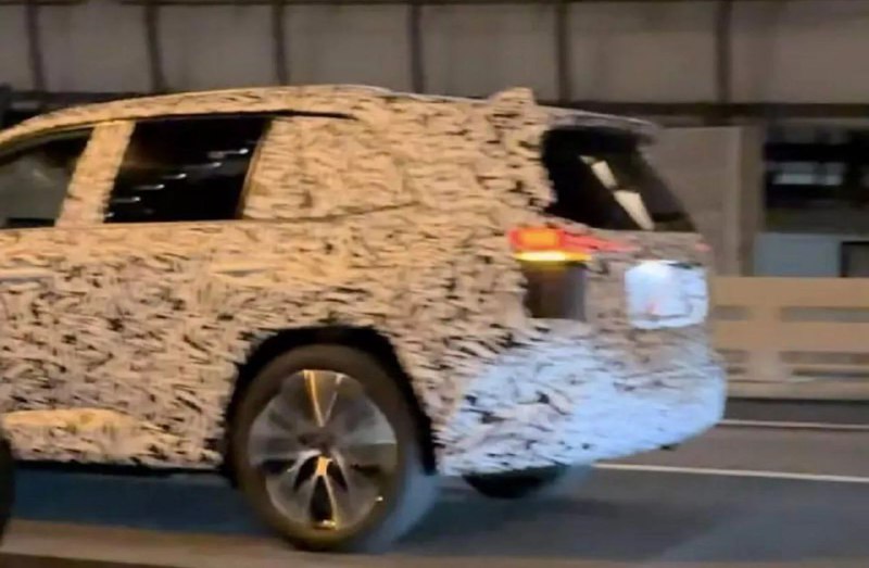 Toyota вывела на тесты RAV4 нового поколения 4