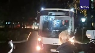 אזרחים שפונו מאליושקי הגיעו למרכז אירוח זמני בבירת קרים, סימפרופול, דיווח כתב TASS.