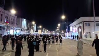 המונים גדולים של אבלים הולכים לעבר מקדש האימאם עלי עליו השלום, כדי להשתתף בהלווייתו של האימאם שנהרג.