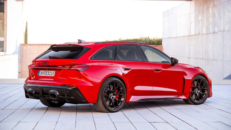 Audi официально представила новую RS5 B10 — сразу в двух кузовах: седан и универсал. Под капотом 2,9 4