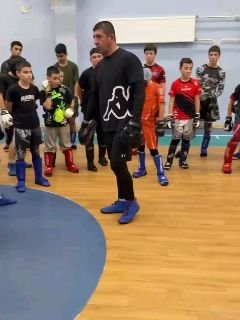 צפיתי בסרטון הזה כמה פעמים. כאן, איזה מאמן מבסלאן (צפון אוסטיה) גוער בכעס ילדים אוסטיים על כך שהם מדברים רו…