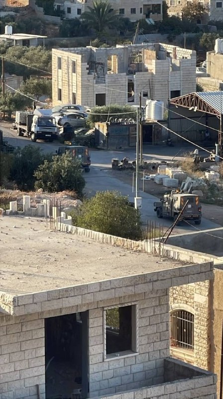 כוחות הכיבוש מסתערים על הכפר אל-מוג'יר, צפונית מזרחית לרמאללה.
