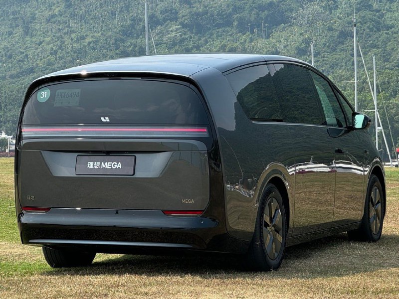 В Китае начались продажи электрического минивэна Li Auto Mega 2