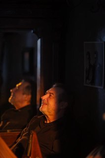 Сегодня юбилей  одного из ведущих мэтров российского кино Алексея Учителя. Почти сорок лет его камера всматривается в отечественную историю, не иллюстрируя - проживая её, ловит «шум времени».  📺 В «Мании Жизели» — хрупкость Серебряного века,📺 в «Матильде» 
