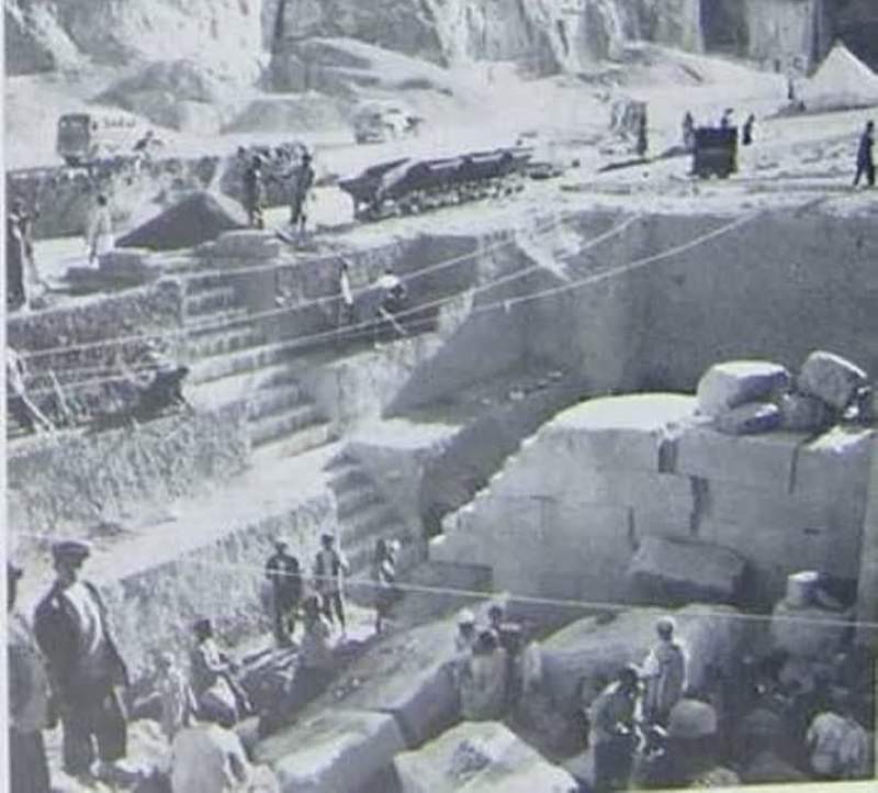 دنیای قدیم(تاریخی نوستالژی): نقش رستم برای نخستین بار در سال ۱۹۲۳ میلادی (۱۳۰۲ خورشیدی) توسط ارنست هرتسفلد بررسی و کاوش شد.🔸هرتسفلد دیواره بیرونی ساز