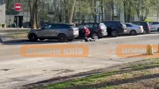 В Киеве неизвестный открыл огонь по прохожим и взял в заложники посетителей супермаркета, сообщается о погибших  В Голосеевском районе Киева неизвестный открыл стрельбу по людям. По предварительной информации, один человек погиб, есть раненые. Об этом сооб