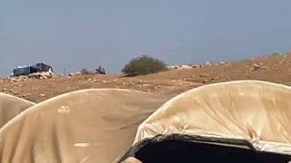 מתנחלים מסתערים על ח'רבת סמרה בצפון בקעת הירדן ומתגרים בתושבים.