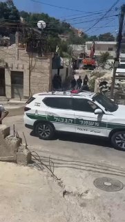 مجندات الاحتلال يلتقطن صوراً أمام ركام منزل في القدس