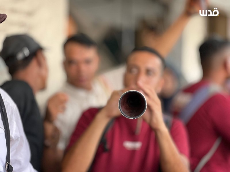 עקורים חוגגים למרות התנאים הקשים לאחר פרסום תוצאות התיכון ברצועת עזה