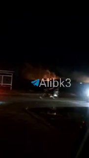 עשן עולה כתוצאה מההפצצה האמריקאית ליד בית החולים לסרטן ילדים באחוז.