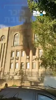 🇮🇱 A fire broke out at the Nachelat David yeshiva in Petach Tikva A fire broke out at the Nachelat David yeshiva on Rabbi Rains Street in Petach Tikva. Firefighters are working on the scene to control the fire. At this point, no casualties have been reported. News: For the WhatsApp channel: Shabbat Square news.