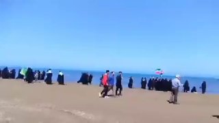 🔴 Basijia יצרה שרשרת אנושית בחופי מיאנקלה, מאזנדראן, כדי למנוע עירום על החוף: