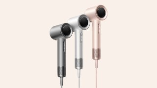 Давно не было новых железок от Xiaomi (два часа)Компания выпустила новый фен под брендом Mijia в алюминиевом корпусе. Он определяет расстояние до головы при помощи ToF-датчика и 200 раз в секунду регулирует температуру и мощность потока воздуха.Кстати, о м