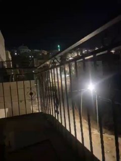 כוחות הכיבוש תופסים אופנוע של נהג מסירה במהלך הסתערותם על העיירה טוקו', דרומית מזרחית לבית לחם.