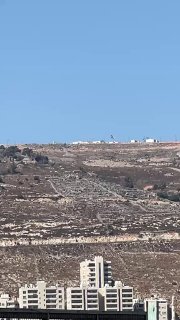 הנפת דגל הכיבוש הישראלי על פסגת הר עיבל, המשקיף על העיר שכם.