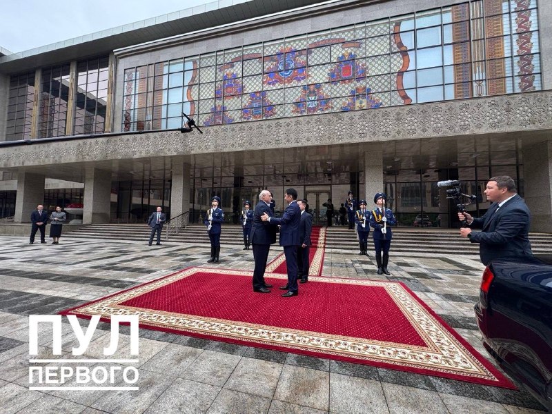 המשא ומתן בין מנהיגי בלארוס ומונגוליה בארמון העצמאות הושלם אלכסנדר לוקשנקו ליווה אישית את עמיתו למכונית.