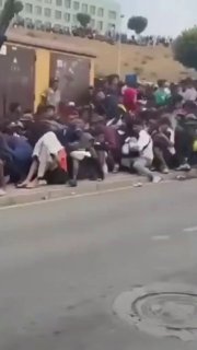 🇺🇸 A man who stole two tip jars from a Fresno restaurant ended up in an 18-minute brawl with police after allegedly threatening an employee with a screwdriver and resisting arrest. Officers used Tasers multiple times before finally wrestling the 38-year-old suspect to the ground and handcuffing him.Follow main channel -> LiveLeak Follow private channel -> LiveLeak Private