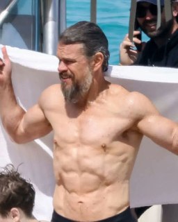 Мэтт Дэймон "сильно похудел" для фильма Кристофера Нолана "Одиссея" и сбросил вес до 76 кг."[Нолан] хотел, чтобы я был стройным, но сильным" (как админ)