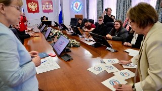 «Единая Россия» получила первый номер в бюллетенях в 21 из 39 регионов на выборах в региональные парламенты, «такой результат выглядит гигантским статистическим отклонением от нормы», заявили в «Яблоке».«Вероятность такого везения составляет 0,00000378%, т