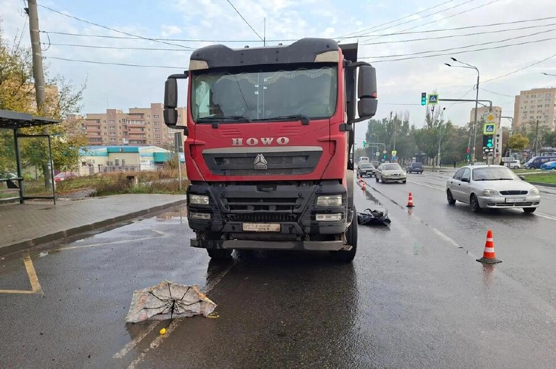 במריופול נפגעו שלושה הולכי רגל תוך שבוע, שניים מתו פנסיונר כבן 80 שעבר ברמזור אדום ואדם שרץ לכביש מתחנת אוט…