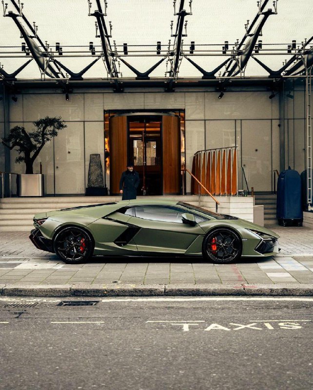 Lamborghini Revuelto 5