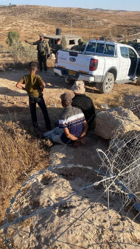 כוחות הכיבוש עוצרים מספר פלסטינים ועוצרים אחרים ב"חאלת אל-חומוס" במסאפר יטא, דרומית לחברון.