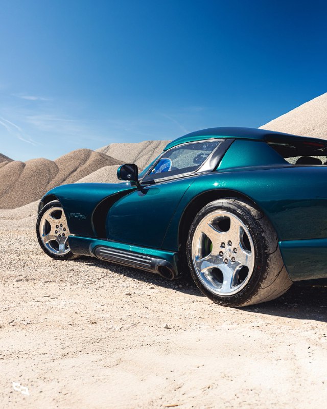 Dodge Viper RT/10 1994 года — это воплощение чистоты и аутентичности: 8-литровый атмосферный двигате