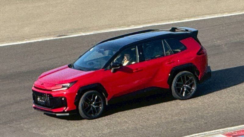 Toyota подготовила три версии RAV4 для автошоу в Токио 3