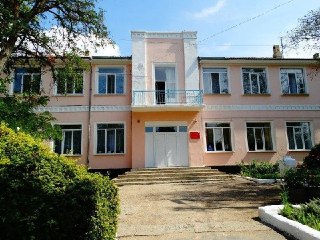 10 детей пострадали при обрушении балкона в школе №13 в Севастополе. Подростков экстренно госпитализировали с травмами разной степени тяжести. По данным Mash, школьники-выпускники решили сделать памятное фото на балконе второго этажа учебного заведения. Он