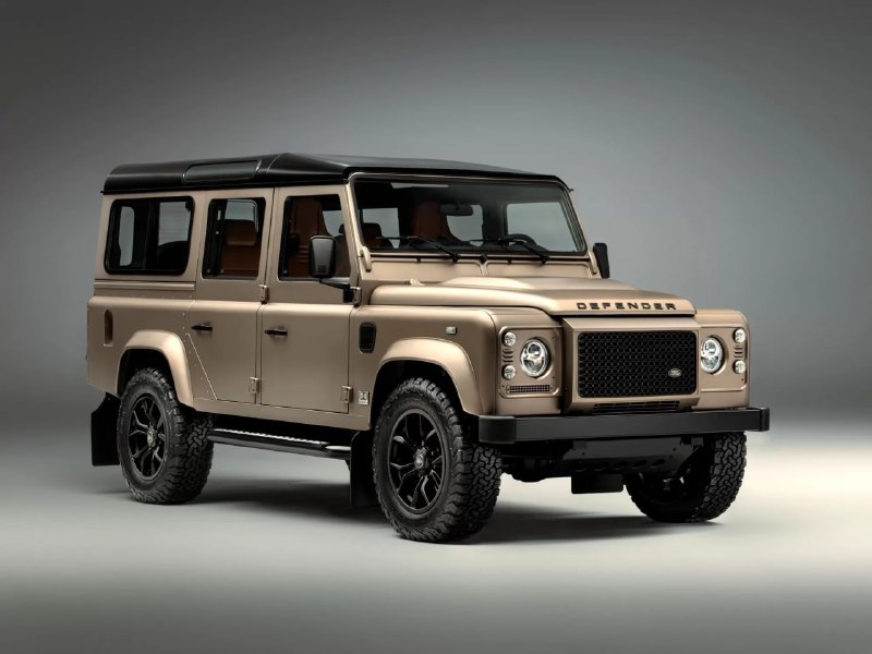 Классический Defender V8 обновили по мотивам верси...
