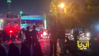 התקהלות מול מסגד בטהראן שעות לפני פתיחתו מחדש