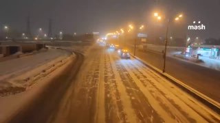 Больше половины месячной нормы осадков выпадет в Москве за 2 дня — в столице ввели оранжевый уровень опасности.Не успели все оклематься после циклона "Фрэнсис" 9 января — этой ночью снова пришла метель. Дороги и машины замело, на трассах заносы, видимость 